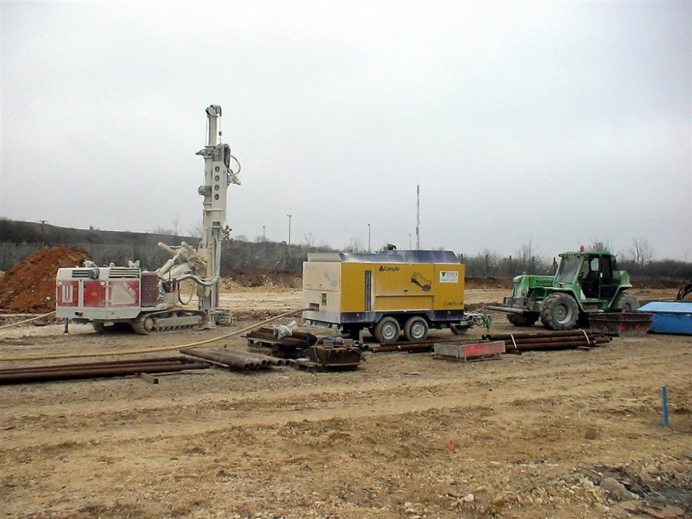 Atelier de forage au marteau avec compresseur pour la MC800.