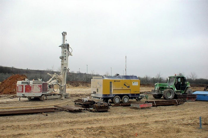 Atelier de forage au marteau avec compresseur pour la MC800.