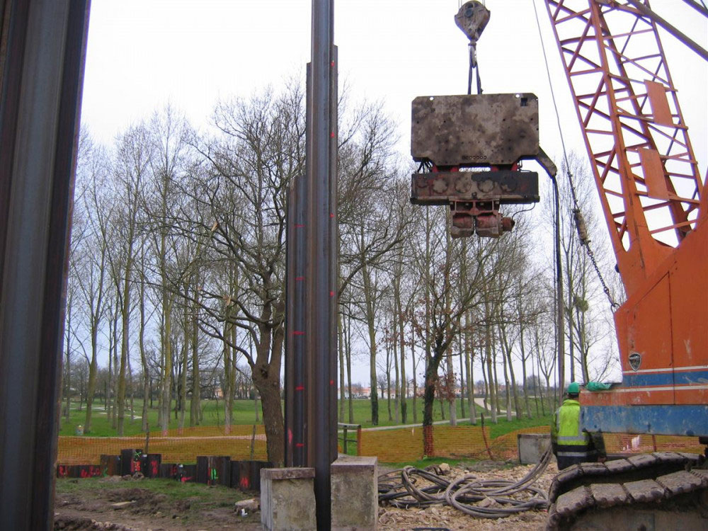 Installation de palplanches à l'aide d'un vibreur