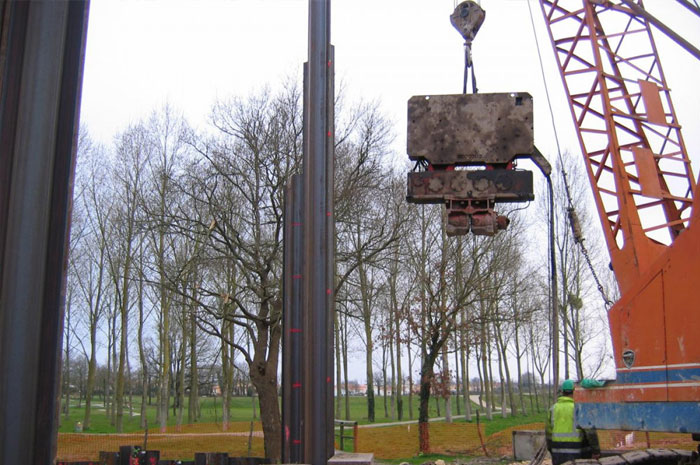 Installation de palplanches à l'aide d'un vibreur