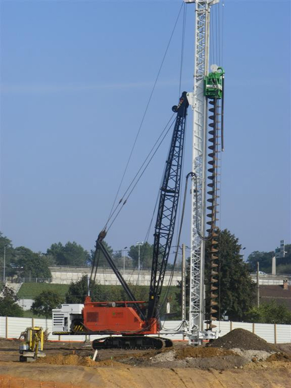 Machine de forage à tarière creuse Link-Belt-328 pour un chantier de fondations spéciales au Mans