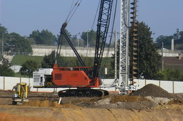 Machine de forage à tarière creuse Link-Belt-328 pour un chantier de fondations spéciales au Mans