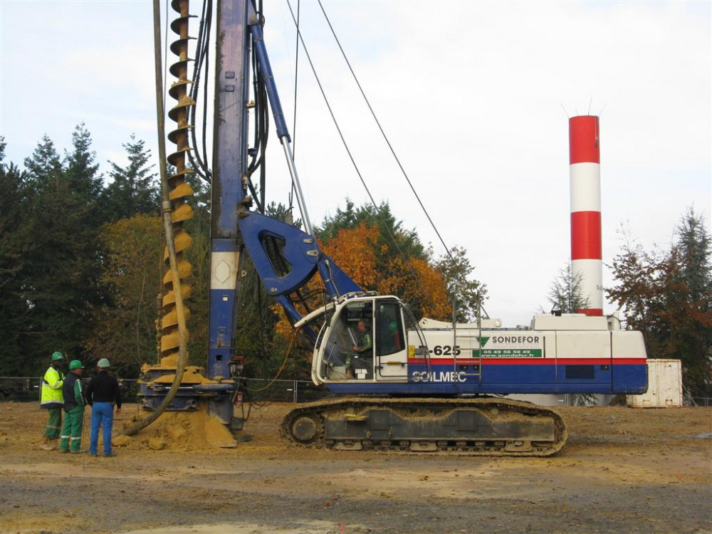 Fondations spéciales du CHU de Poitiers avec une tarière creuse Solmec R625