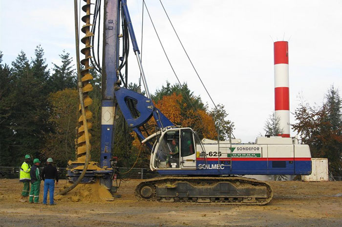 Fondations spéciales du CHU de Poitiers avec une tarière creuse Solmec R625