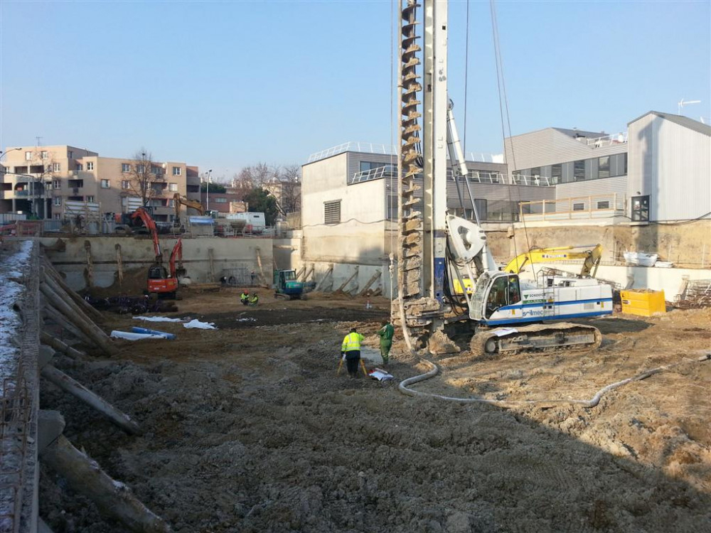 Chantier à Choisy-le-Roi près de Paris : atelier de forage avec une tarière creuse Solmec R625