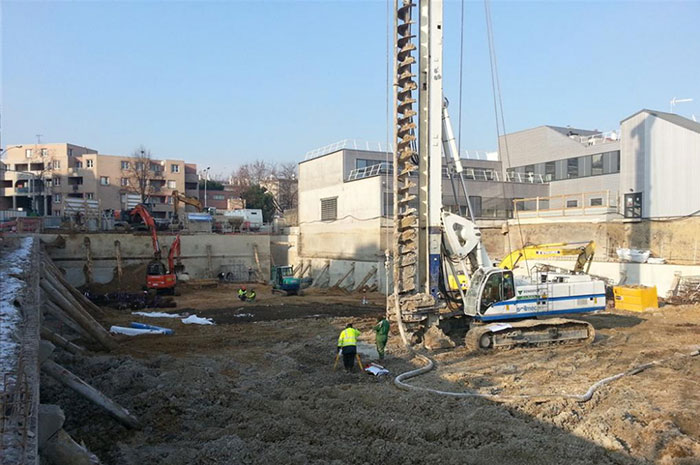 Chantier à Choisy-le-Roi près de Paris : atelier de forage avec une tarière creuse Solmec R625