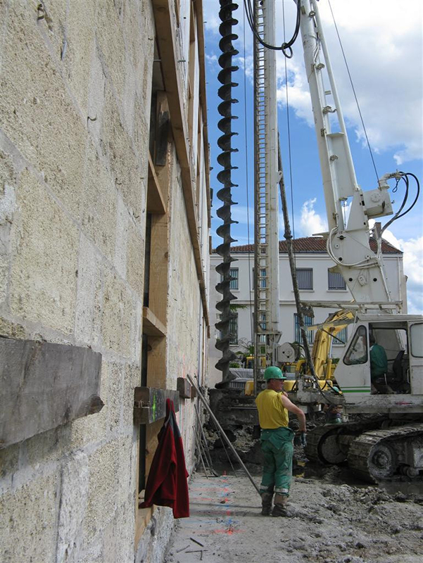 Réalisation de fondations par pieux à 60 cm d'un mur pour le Quai Bacalan de Bordeaux