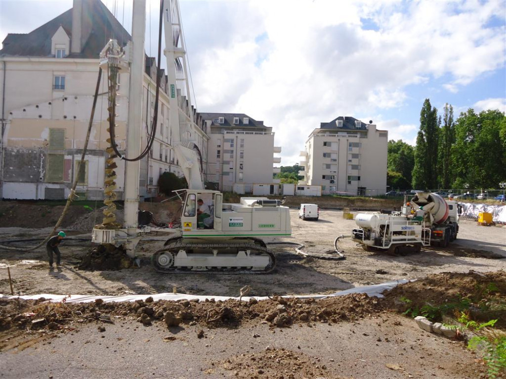 Chantier de fondations spéciales à Tours en centre ville avec une tarière creuse adaptée pour avoir un jeu de chenille rétractable