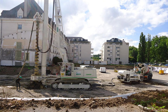 Chantier de fondations spéciales à Tours en centre ville avec une tarière creuse adaptée pour avoir un jeu de chenille rétractable